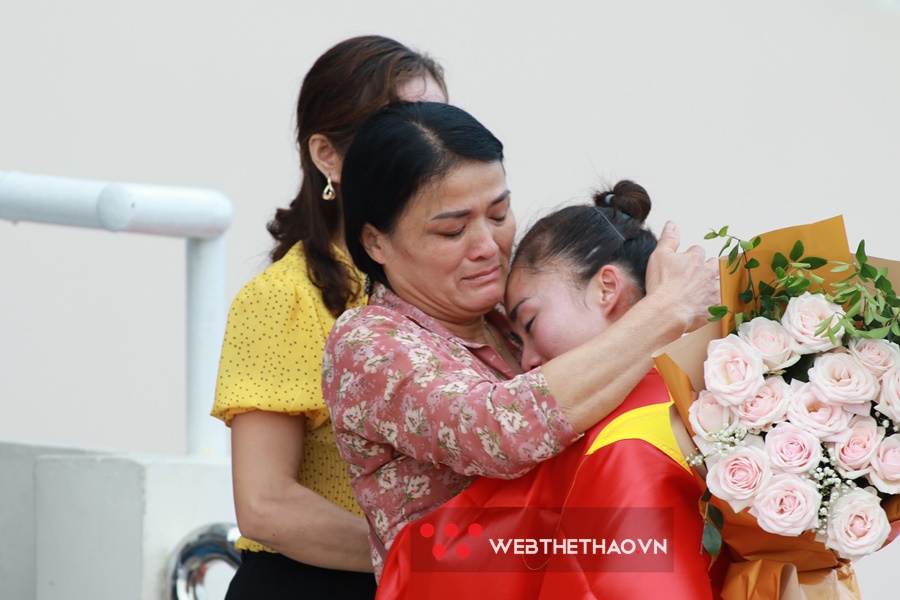 Lần đầu tiên giành HCV SEA Games cá nhân, Quách Thị Lan khóc ngon lành trong vòng tay mẹ