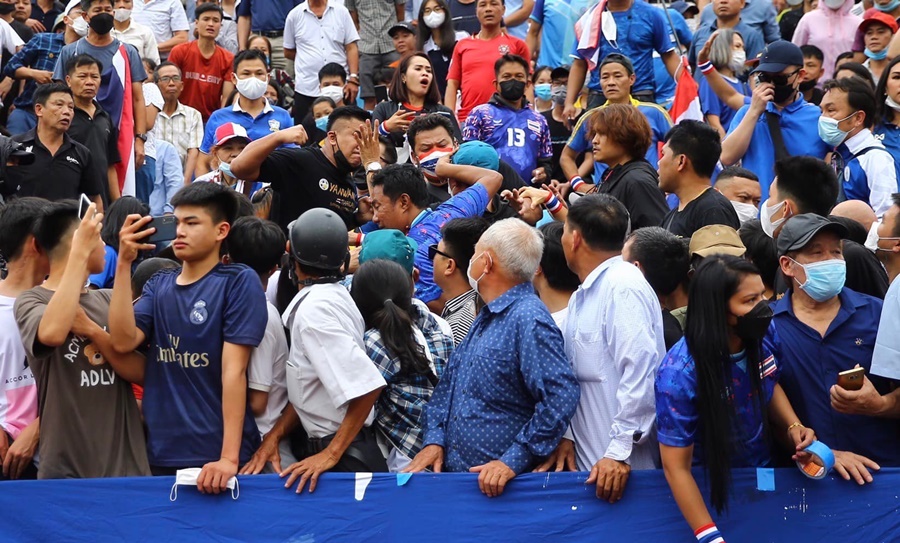 CĐV sân Thiên Trường xô xát, tràn xuống sân trước trận U23 Thái Lan vs U23 Indonesia