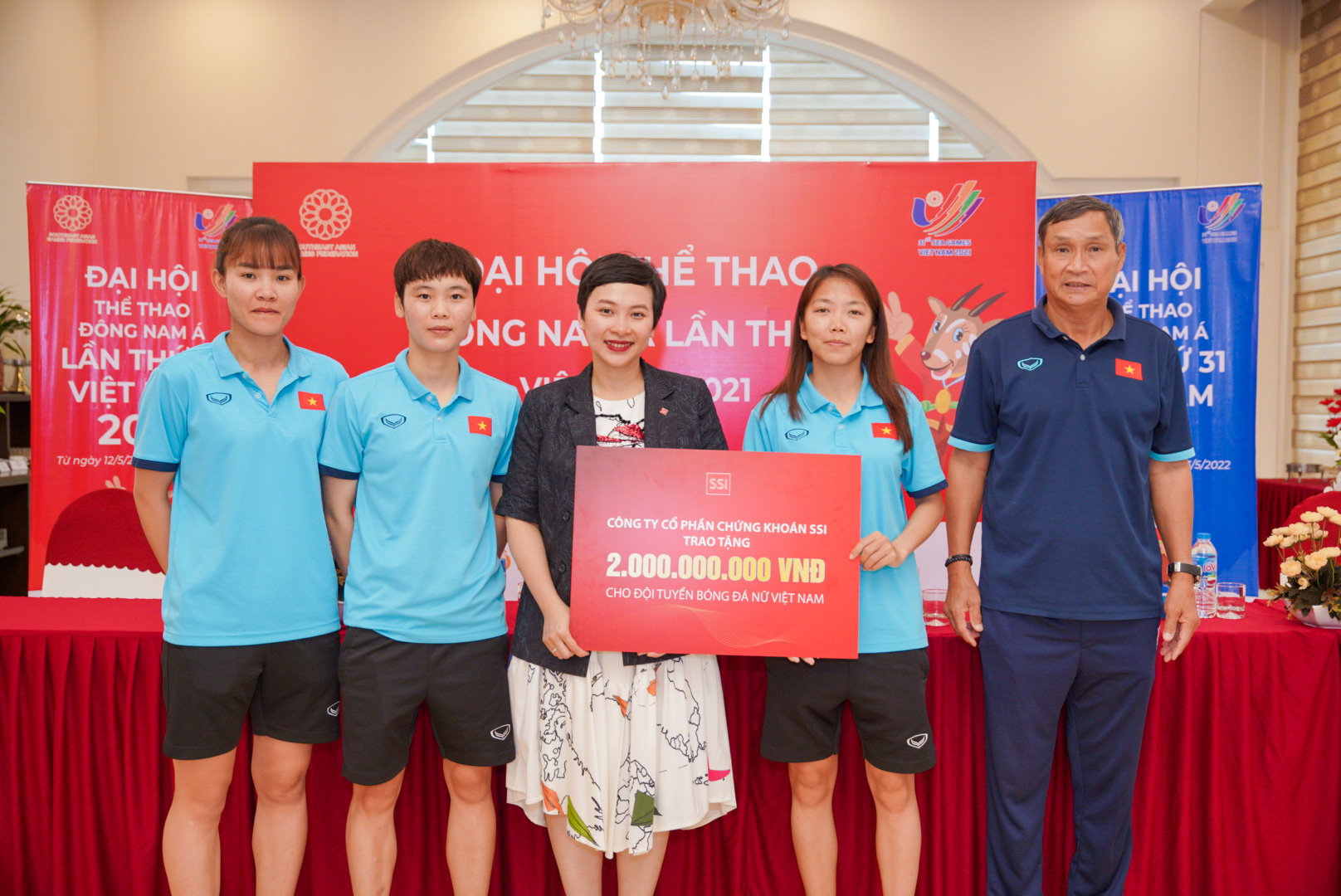 Đội tuyển b&oacute;ng đ&aacute; nữ Việt Nam được tặng 2 tỷ đồng trước thềm chung kết gặp Th&aacute;i Lan