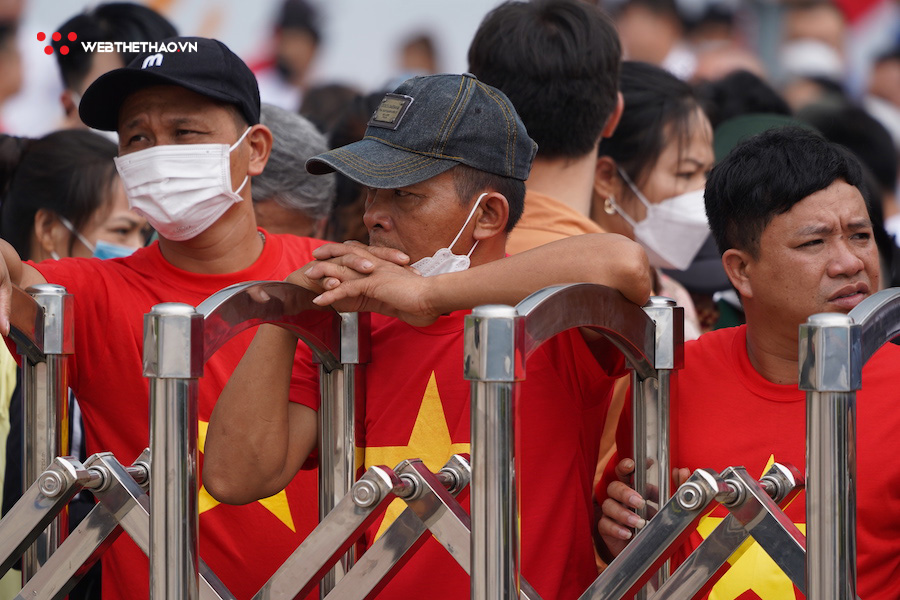 CĐV kh&ocirc;ng kịp ăn trưa, xếp h&agrave;ng dưới mưa chờ v&agrave;o s&acirc;n cổ vũ 2 trận Chung kết b&oacute;ng chuyền