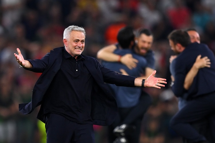 Mourinho thành huyền thoại sau khi giành 3 chiếc cúp khác nhau