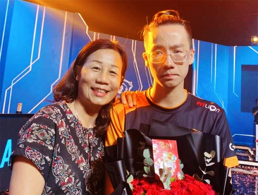 Con trai là game thủ, mẹ FL.Elly "bằng mọi cách" tìm hiểu về game