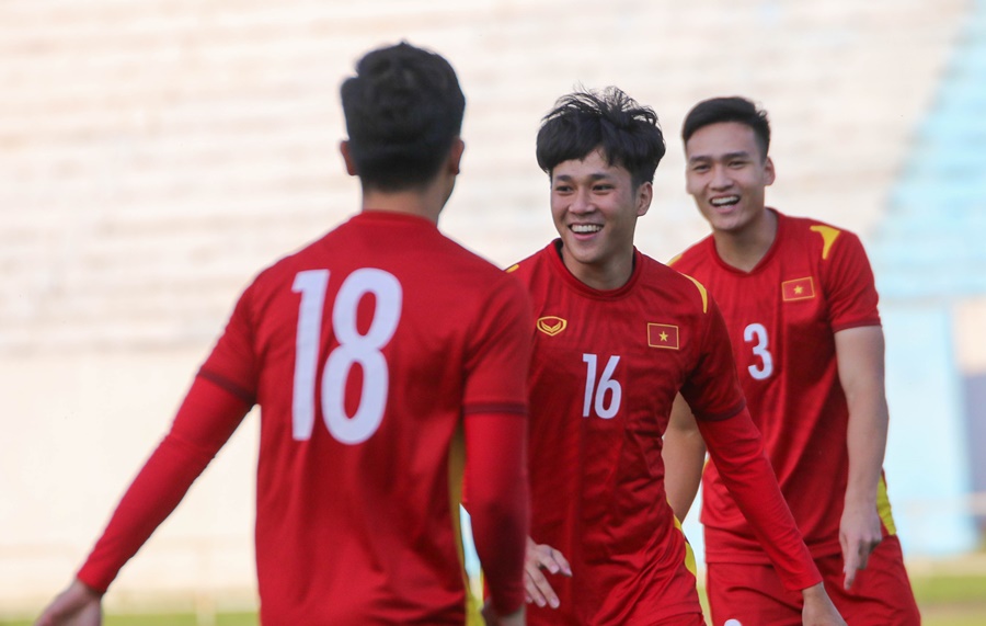 U23 Việt Nam xả stress ở buổi tập đầu tiên tại Uzbekistan
