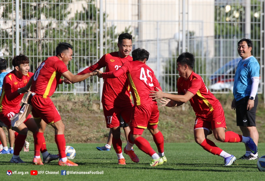 Đến cả lúc ăn, U23 Việt Nam cũng “soi giò” U23 Hàn Quốc