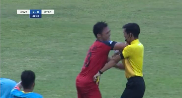 Cầu thủ đội Bình Thuận hành hung trọng tài ở trận play-off thăng hạng Nhất
