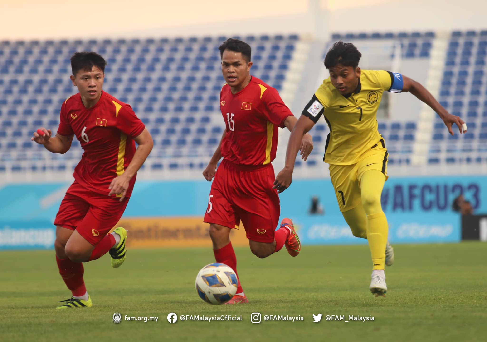 U23 Malaysia kh&ocirc;ng một lần dứt điểm tr&uacute;ng đ&iacute;ch khung th&agrave;nh U23 Việt Nam