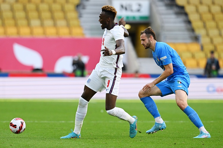 Hậu vệ chưa từng ra mắt Serie A của tuyển Italia khiến Anh “tắt điện”