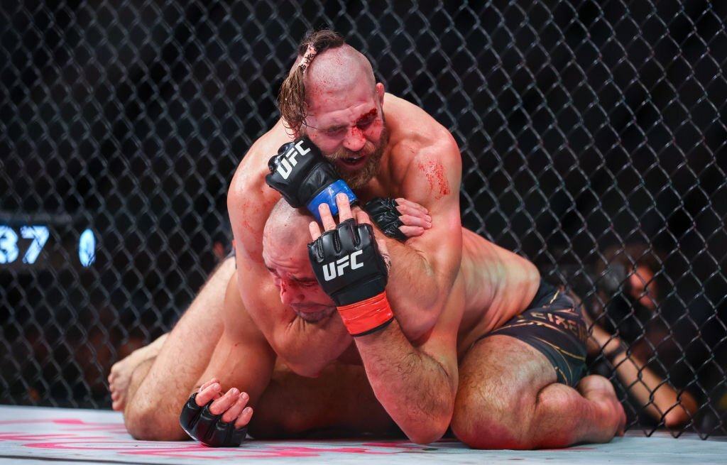 UFC 275: Jiri Prochazka lên ngôi sau màn "đua máu" với cựu vương Glover Teixeira