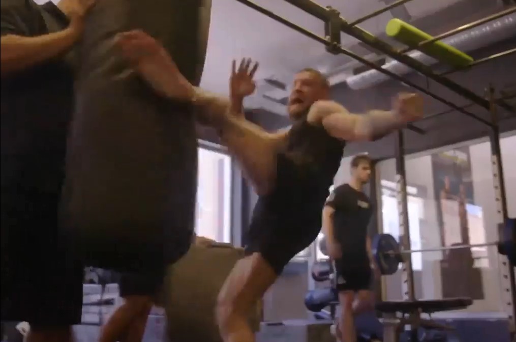 Conor McGregor khoe cước pháp sau gãy chân, fan nửa mừng nửa lo