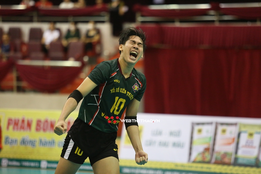 Chantajorn dễ thương như thường thấy trong ngày ra mắt bóng chuyền Vĩnh Long