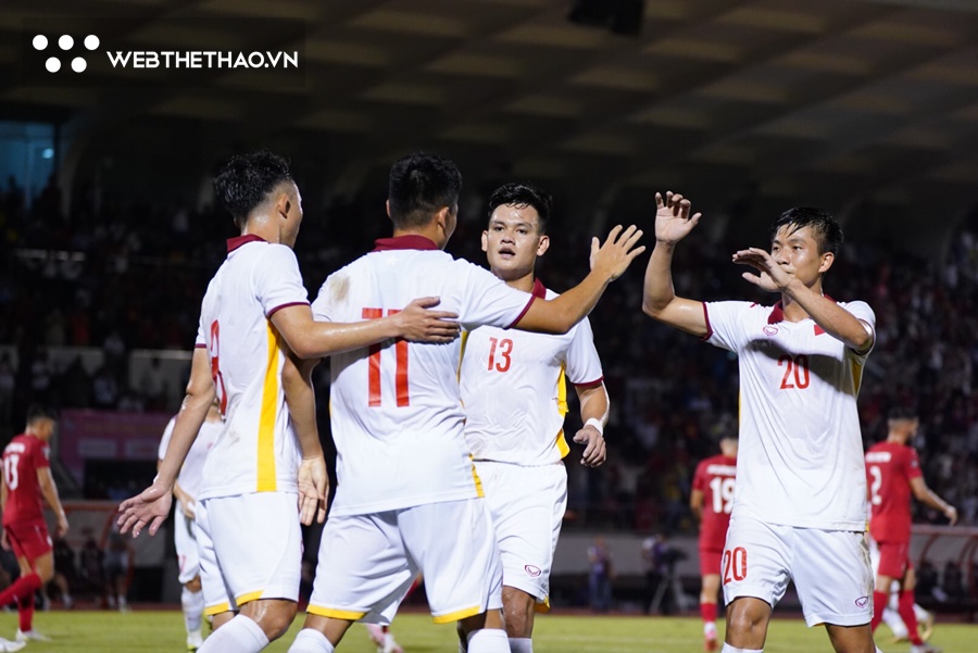 Tuyển Việt Nam rớt hạng, vẫn bỏ xa Thái Lan ở bảng xếp hạng FIFA