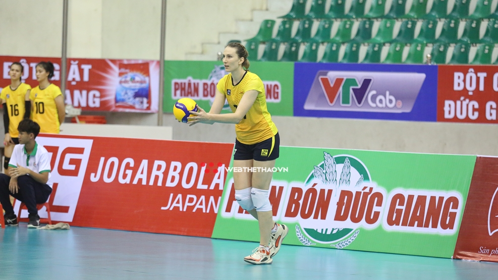 Bất ngờ với nhiệt độ tại Việt Nam, ngoại binh Polina Rahimova sử dụng cách chống nóng đặc biệt