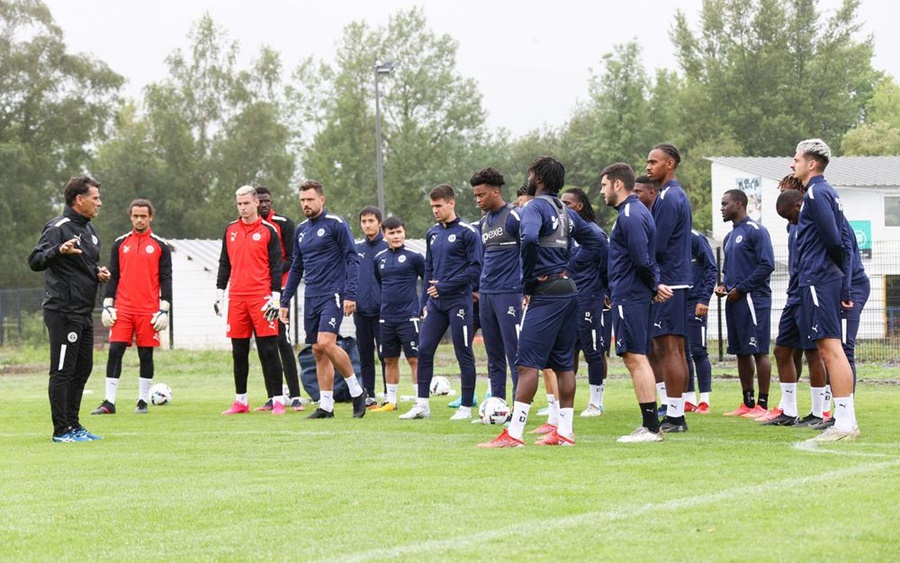 Bán vé trận giao hữu đầu tiên của Quang Hải ở Pau FC