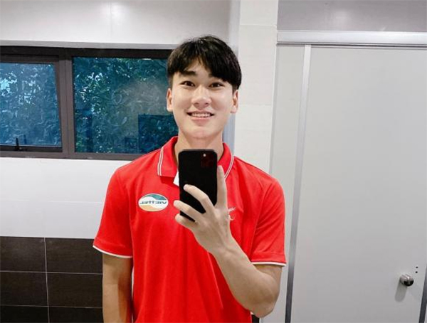 Nhâm Mạnh Dũng trổ tài chơi Liên Quân, thách đấu tuyển thủ V Gaming