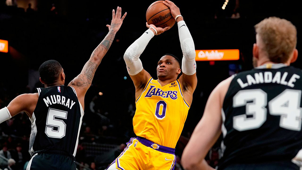 Xoay quanh thương vụ trao đổi Kyrie Irving - Russell Westbrook: Đội thứ ba xuất hiện?