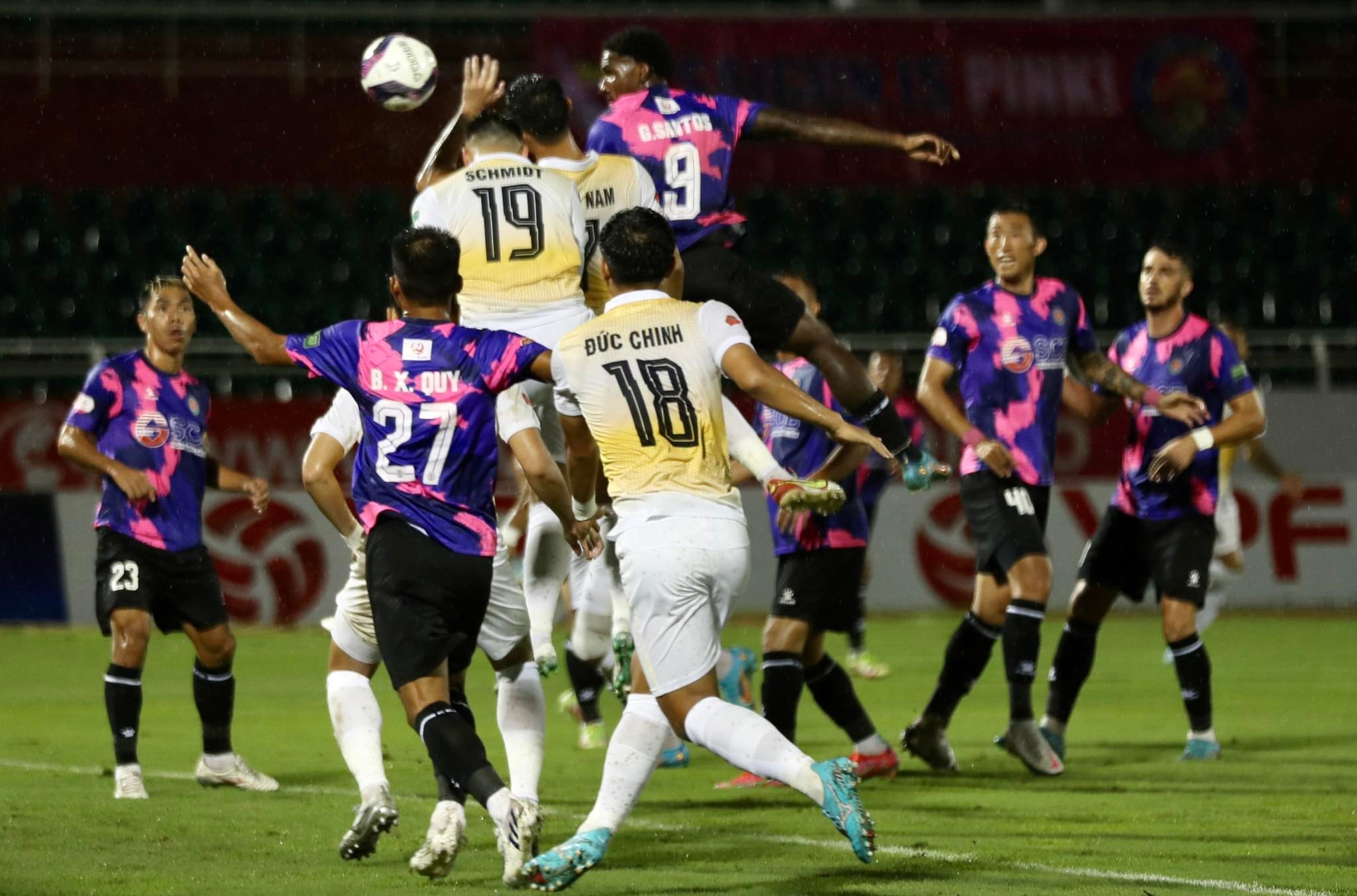 Xuân Nam tái hiện “bàn thắng của Chúa”, “nạn nhân” Sài Gòn FC phản ứng bất ngờ