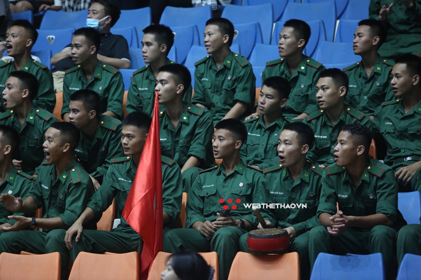Khán đài bóng chuyền VĐQG 2022 phủ xanh áo lính trong trận "derby quân đội"