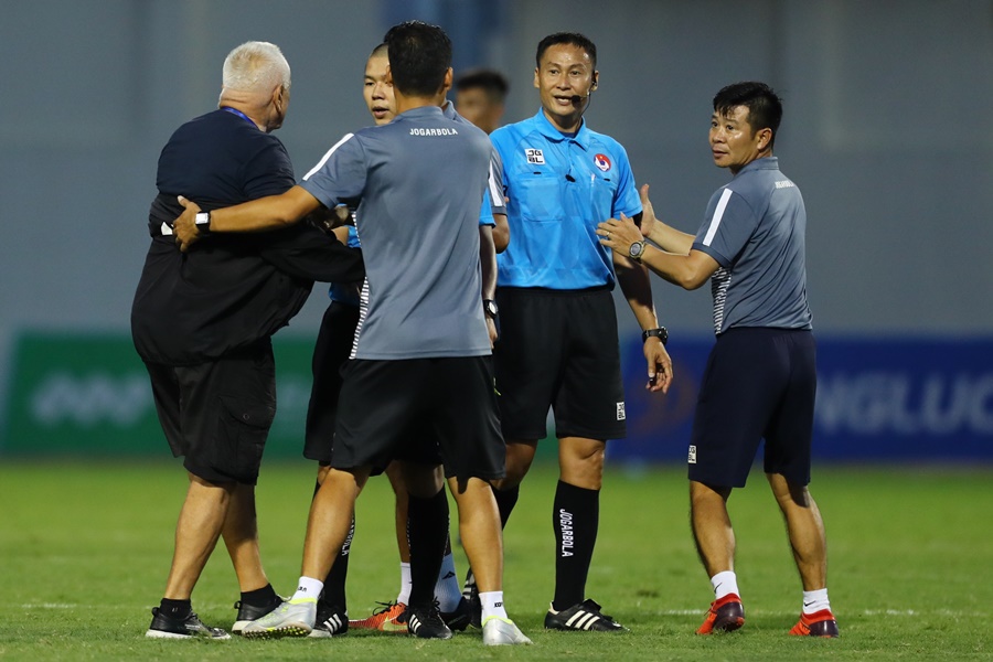 HLV từng v&ocirc; địch C1 ch&acirc;u &Acirc;u mong mỏi trọng tài V.League bớt sai l&acirc;̀m