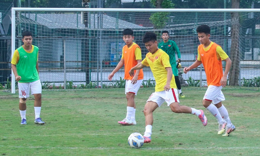 Gạt bỏ ồn ào kiện tụng từ Indonesia, U19 Việt Nam rèn sút luân lưu để đấu U19 Malaysia