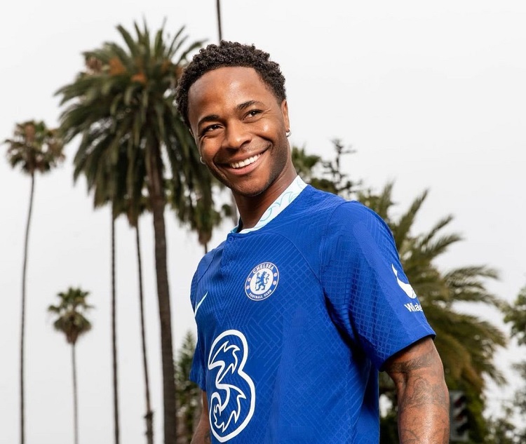 Sterling trở về &ldquo;nh&agrave;&rdquo; v&agrave; những h&igrave;nh ảnh đầu ti&ecirc;n với Chelsea
