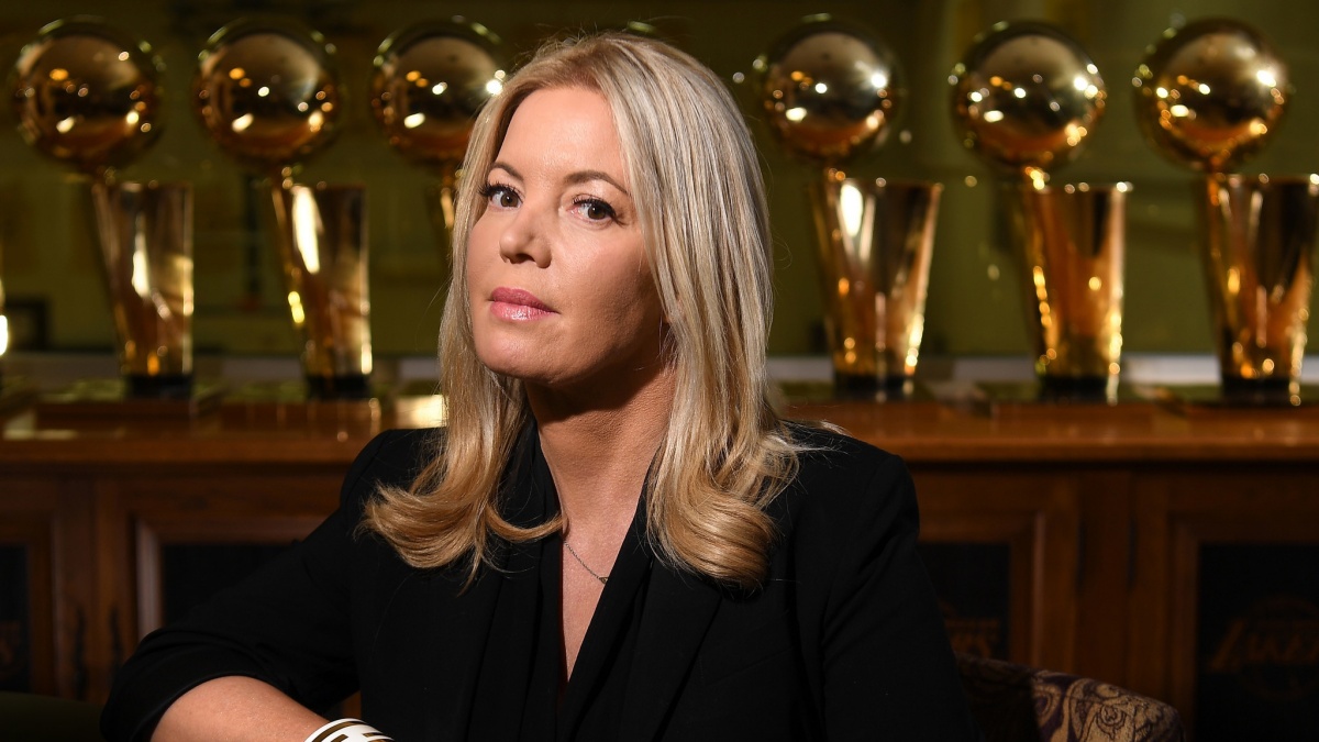 Bà chủ Jeanie Buss ra tối hậu thư với ban lãnh đạo Los Angeles Lakers Bà chủ Jeanie Buss ra tối hậu thư với ban lãnh đạo Los Angeles Lakers