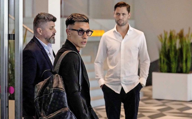 Hình ảnh Lisandro Martinez đến MU hoàn tất hợp đồng