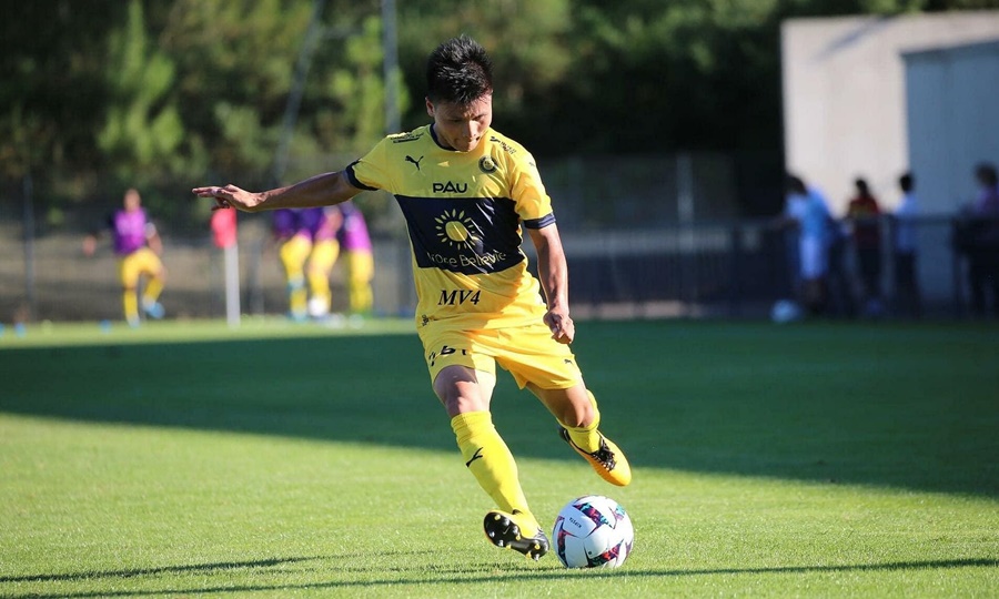 Quang Hải ra sân ở trận giao hữu có 3 thẻ đỏ, bị trọng tài làm hỏng của Pau FC