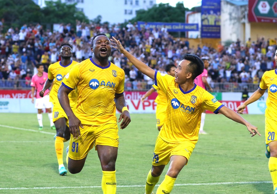 Vòng 7 V.League 2022: Nhâm Mạnh Dũng “giúp” SLNA soán ngôi số 1 của Hải Phòng