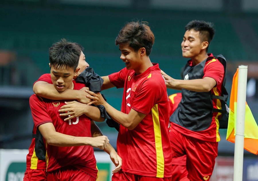 Đánh bại U19 Thái Lan, HLV U19 Việt Nam thừa nhận "có chút may mắn”