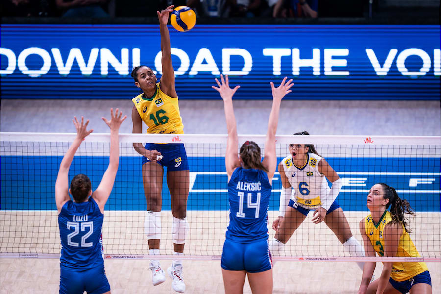 Đinh ba tỏa sáng đưa bóng chuyền nữ Brazil lần thứ 3 liên tiếp vào chung kết VNL Đinh ba tỏa sáng đưa bóng chuyền nữ Brazil lần thứ 3 liên tiếp vào chung kết VNL