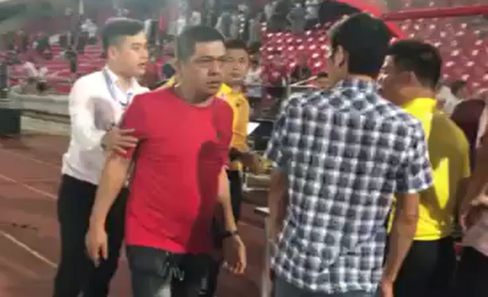 Sốc với hành động CĐV Hải Phòng nhổ nước bọt vào mặt trọng tài Hoàng Ngọc Hà