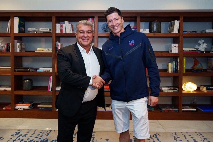 Bayern không biết Barca lấy tiền ở đâu để mua Lewandowski
