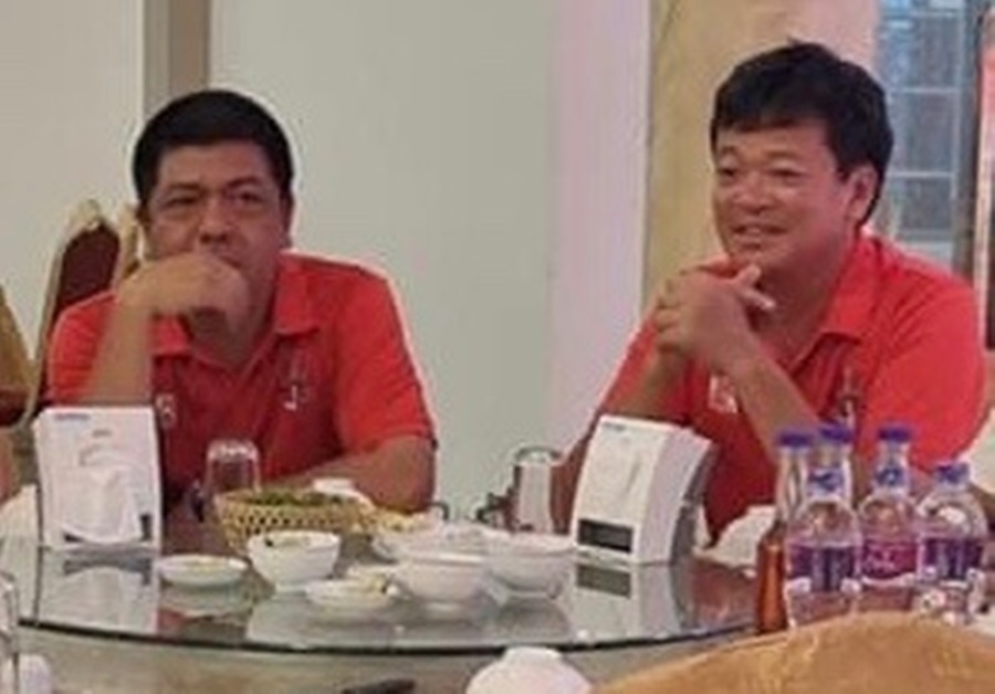 CĐV Hải Phòng nh&ocirc;̉ nước bọt trọng tài Hoàng Ngọc Hà có th&ecirc;̉ bị c&acirc;́m đ&ecirc;́n s&acirc;n bóng