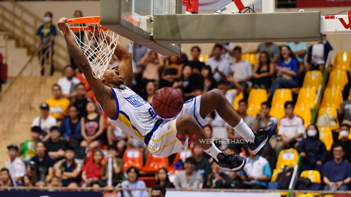 Ngoại binh Richard Thomas xô đổ hàng loạt cột mốc với triple-double lịch sử