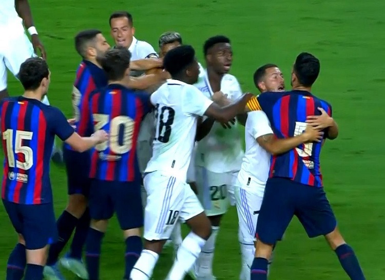 Trận Siêu kinh điển Barca vs Real có cuộc ẩu đả đầu tiên của mùa giải