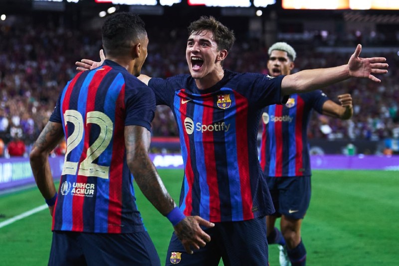 Hậu vệ Real Madrid mắc sai lầm, Raphinha lập tuyệt phẩm cho Barca