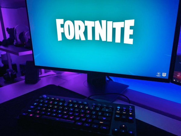 Tuyển thủ Fornite bị bố đập nát máy tính trong lúc thi đấu