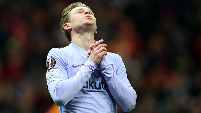 “De Jong đang bị Barca tống tiền!” “De Jong đang bị Barca tống tiền!”