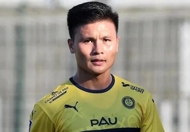 Quang Hải ra mắt CĐV Pau FC trên sân bóng... bầu dục