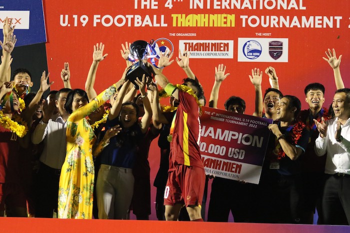 Đăng quang cùng U19 Việt Nam, HLV Đinh Thế Nam mong được tiếp viện quân