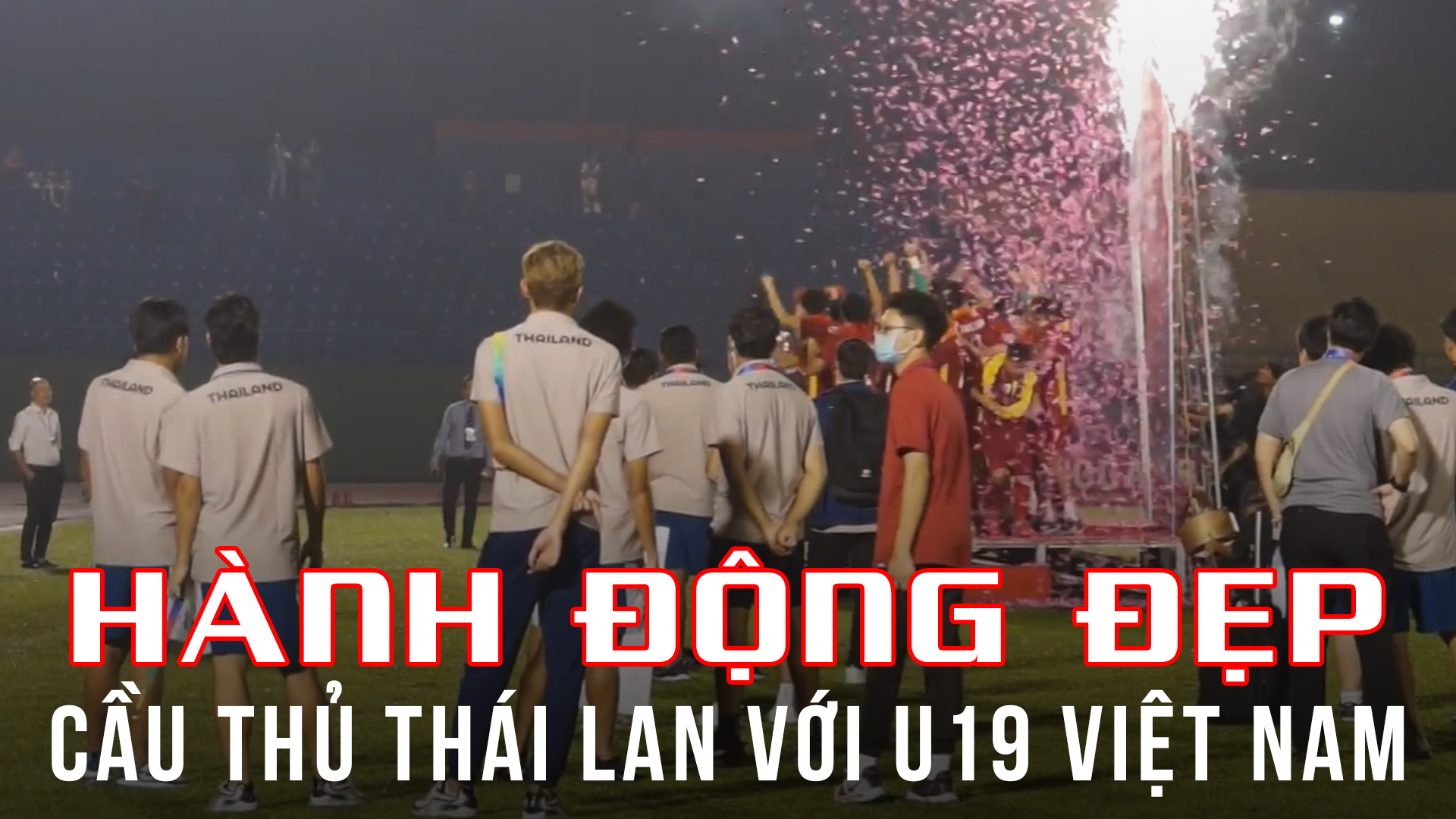 Cầu thủ Thái Lan nán lại, chia vui chức vô địch U19 Quốc tế 2022 cùng U19 Việt Nam