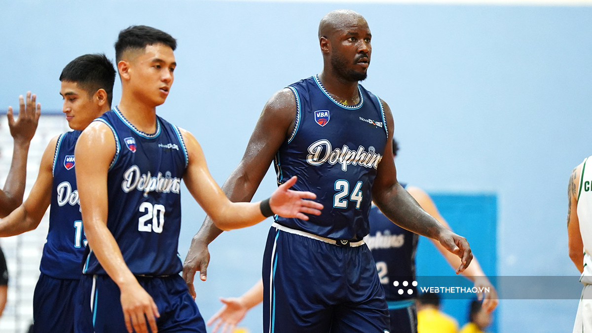 Flenard Whitfield tái xuất ấn tượng, Nha Trang Dolphins thắng trận về đích Regular Season