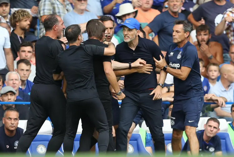 Tuchel nóng mắt khi Conte không nhìn vào mặt sau trận đấu