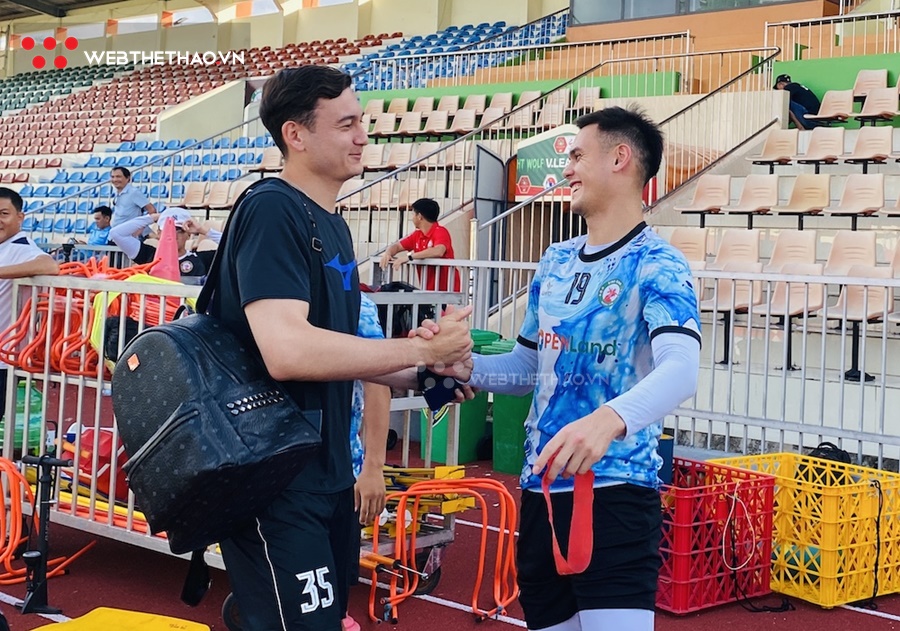 Đặng Văn Lâm tay bắt, mặt mừng khi tái ngộ đồng đội tuyển Việt Nam ở Bình Định