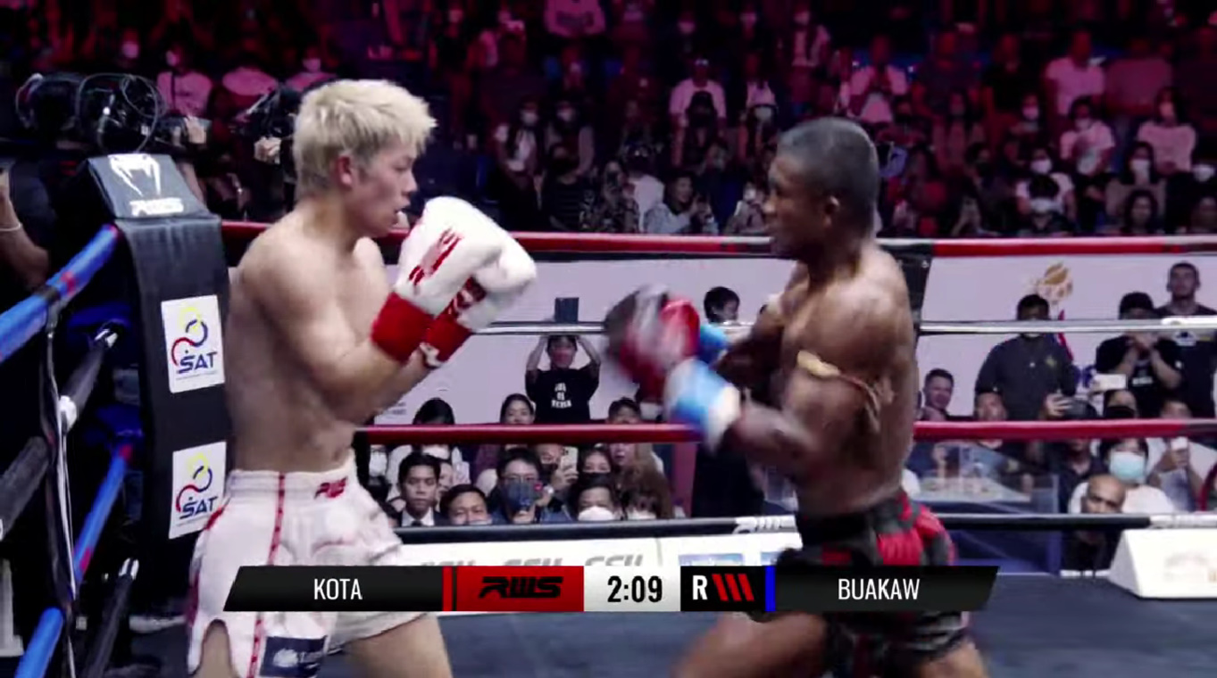 VIDEO: Buakaw Banchamek hủy diệt Kota Miura giữa rừng khán giả Thái Lan