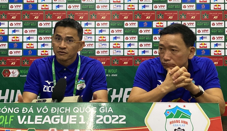 Thua hai trận liên tiếp, HLV Kiatisuk gián tiếp thừa nhận khó tranh vô địch V.League 2022
