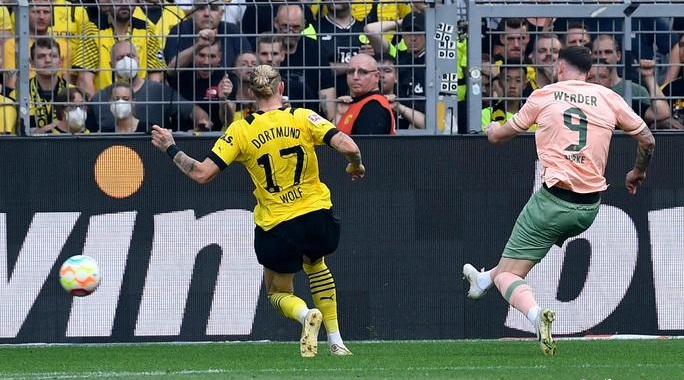 Dortmund là nạn nhân của màn ngược dòng vĩ đại bậc nhất Bundesliga