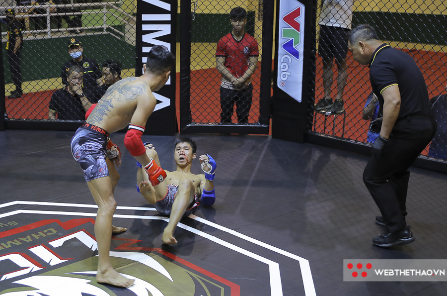 HCV SEA Games Phạm Bá Hợi đấm rách mũi đối thủ trên sàn MMA