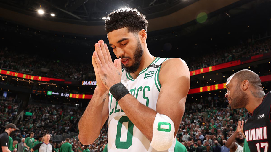 Jayson Tatum hé lộ bị gãy xương cổ tay, nén đau thi đấu suốt nhiều tháng mùa trước