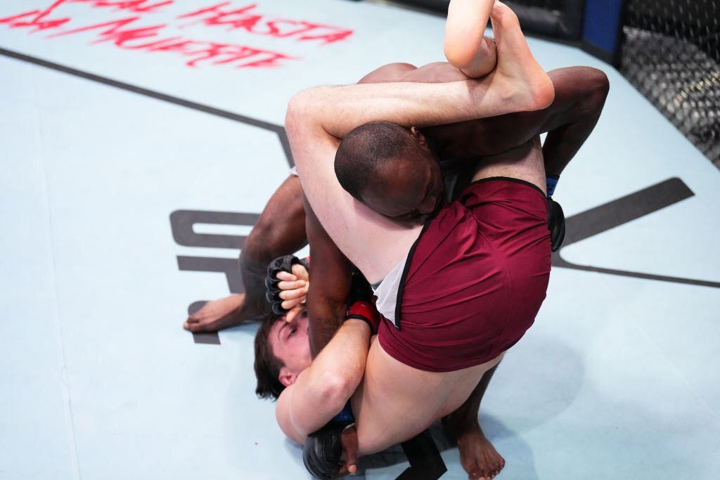 Tân binh UFC dùng độc chiêu "bia mộ" đánh trật vai đối thủ